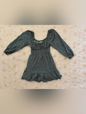 💚 HOLLISTER 🤍 100% Viscose Smocked Waist Floral Dress - White Green